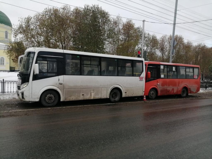 В центре Омска столкнулись два автобуса