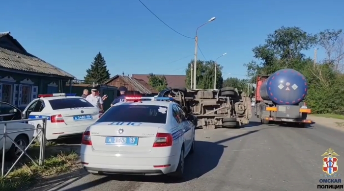 В Омске внедорожник перевернул «скорую» с медиками