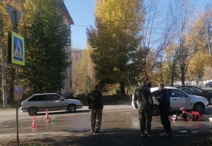 В Омске на пешеходном переходе сбили женщину с коляской