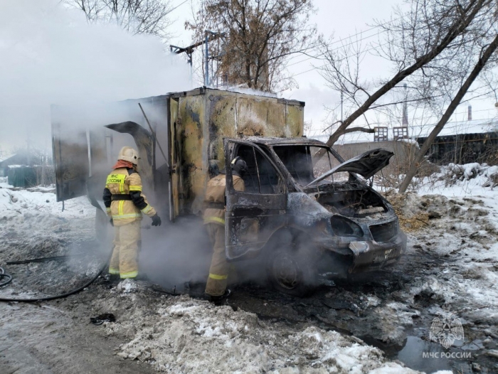 В Омске загорелся грузовой автомобиль