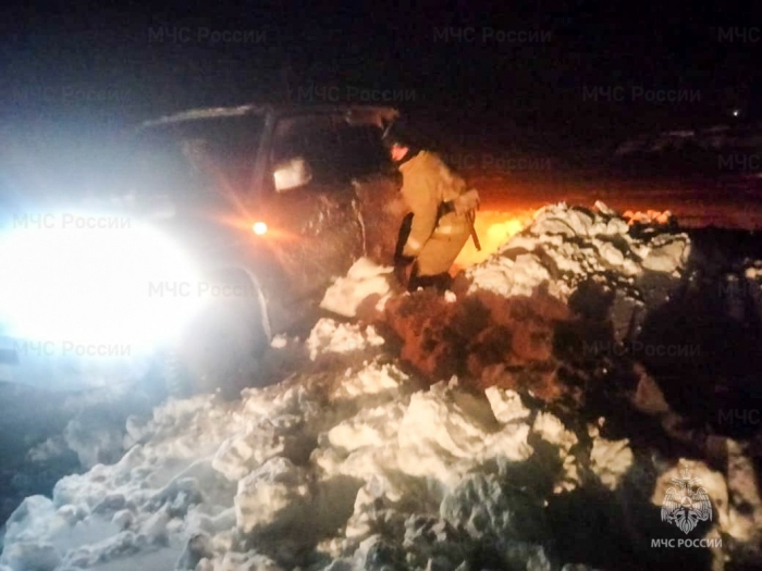 Три автомобиля из снежной ловушки доставали спасатели в Одесском районе