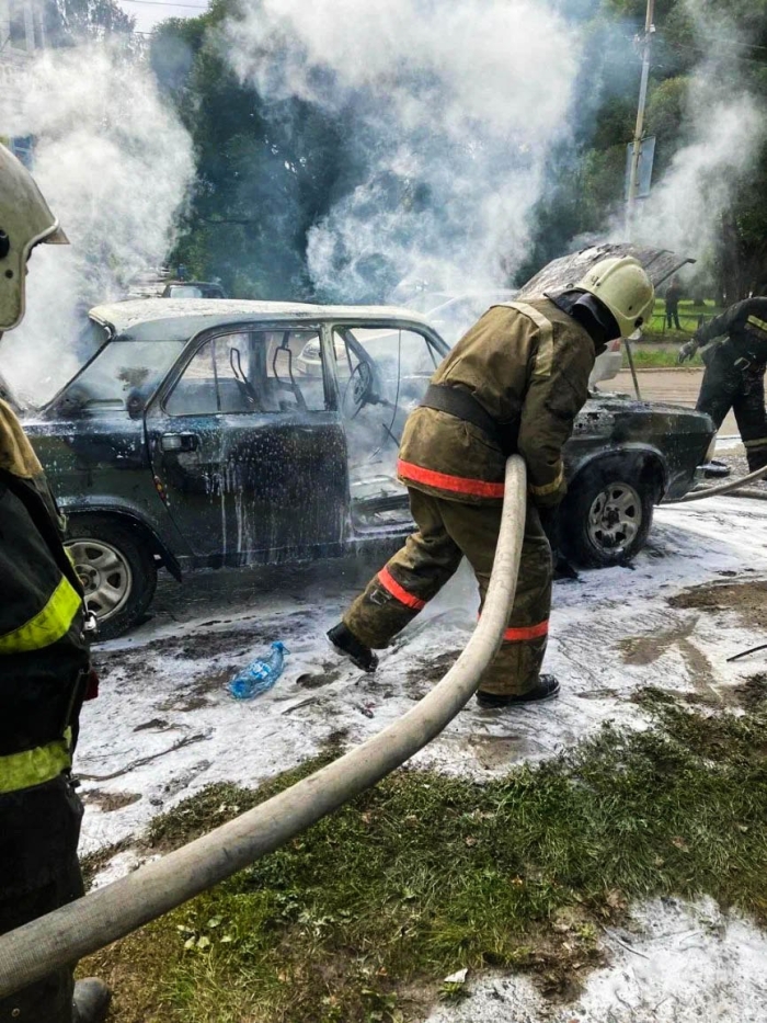 В Омске пожарные потушили легковой автомобиль.