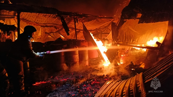 Ночью в Советском округе случился пожар в цехе по производству пластика