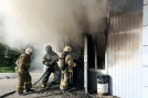 В Центральном округе Омска вспыхнул и сгорел магазин