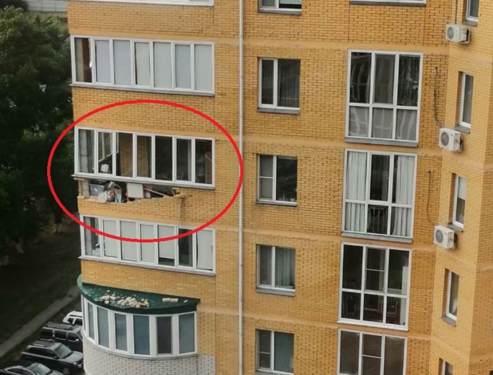 Во время урагана в Омске выпала кирпичная кладка балкона в многоквартирном доме