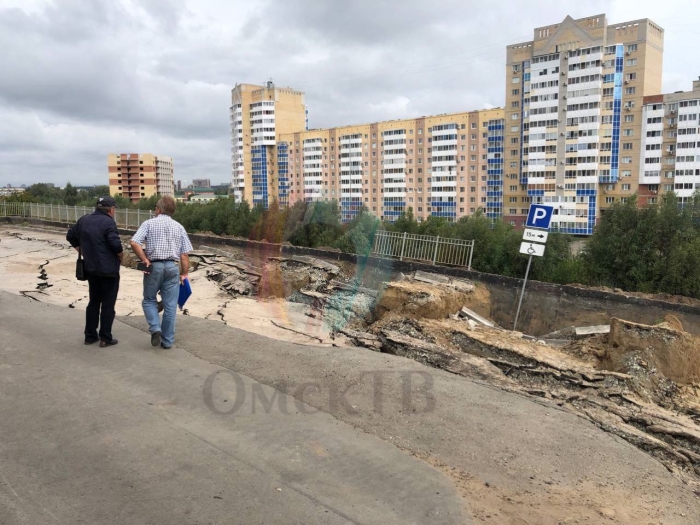 Омская прокуратура организовала проверку из-за обрушения дороги рядом с жилым домом
