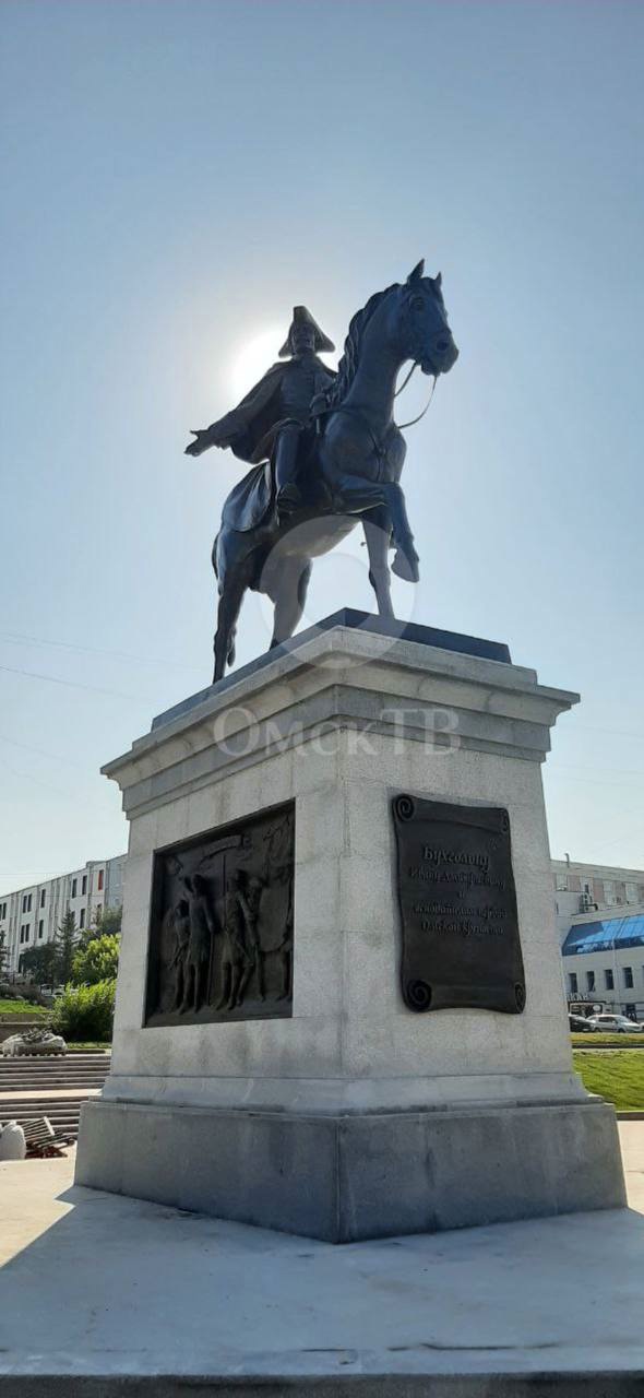 Памятник основателю Ивану Бухгольцу занял свое почетное место на Иртышской набережной