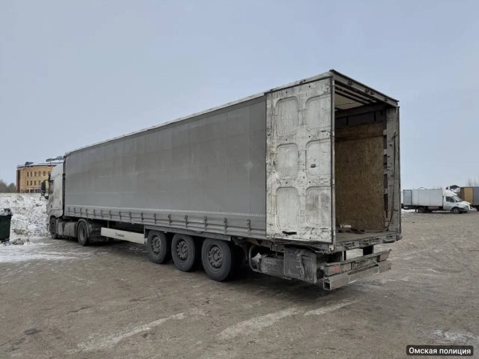 В Омске водитель грузовика насмерть задавил напарника при движении задним ходом