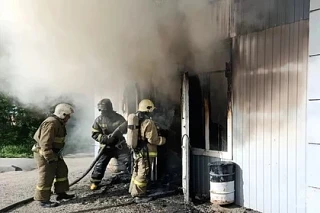 В Центральном округе Омска вспыхнул и сгорел магазин