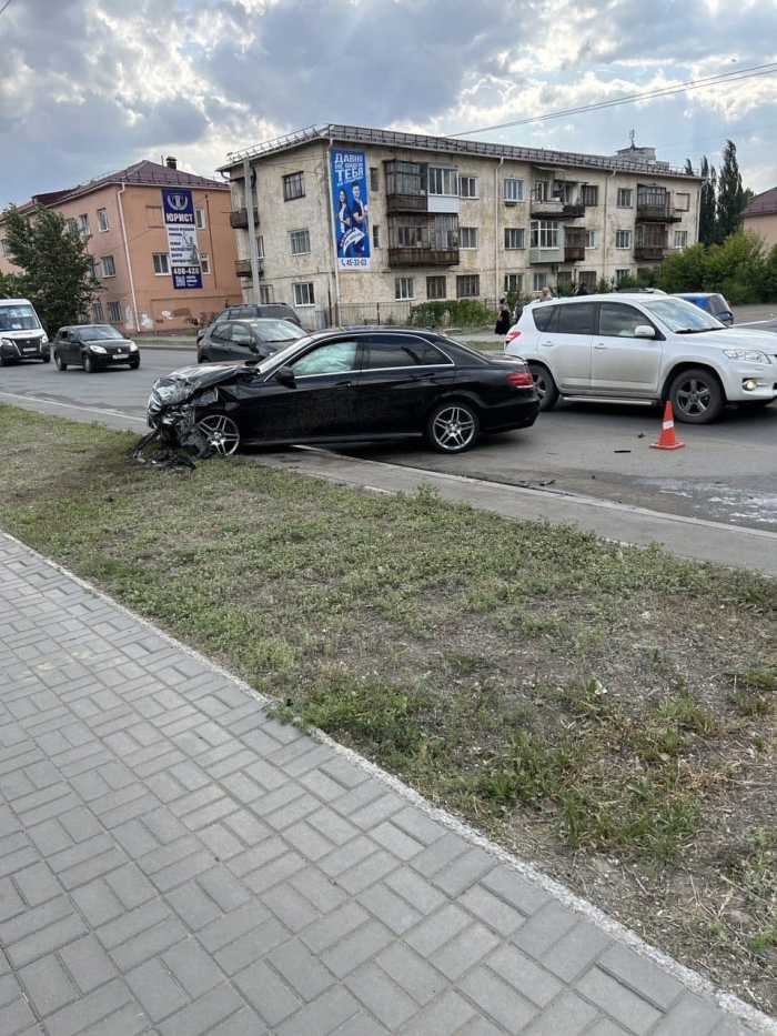 В Омске подросток за рулем «Мерседеса» попал в аварию