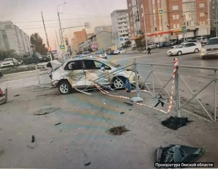 Колесо маршрутки отлетело в иномарку под Омском: есть пострадавший