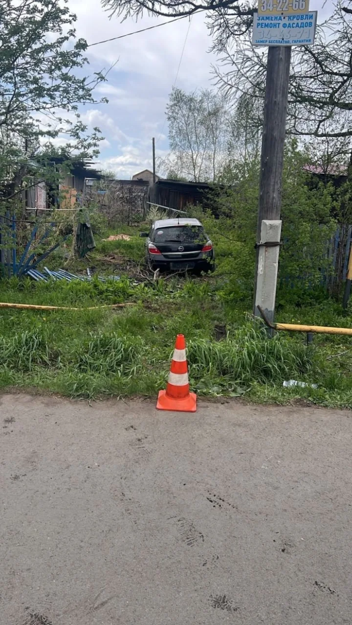 В посёлке под Омском иномарка сбила двоих детей на самокате