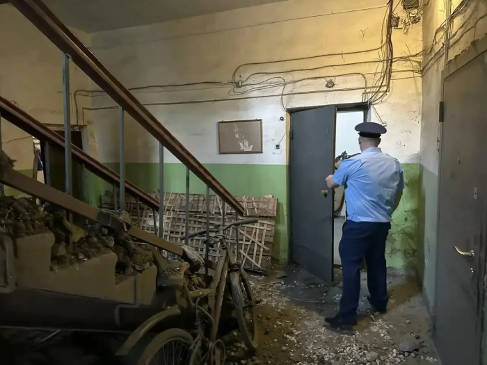 В Омске в доме на Звездова рухнул потолок