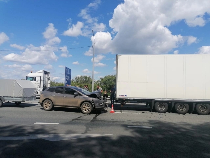 На дороге Тюмень-Омск в Любинском районе столкнулись два большегруза и иномарка