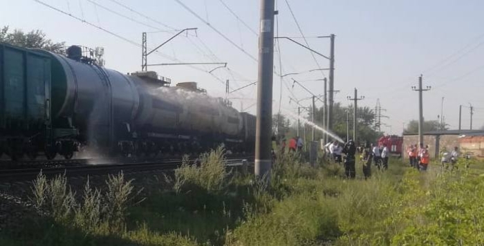 На железной дороге в Омске загорелся вагон-цистерна с опасным грузом