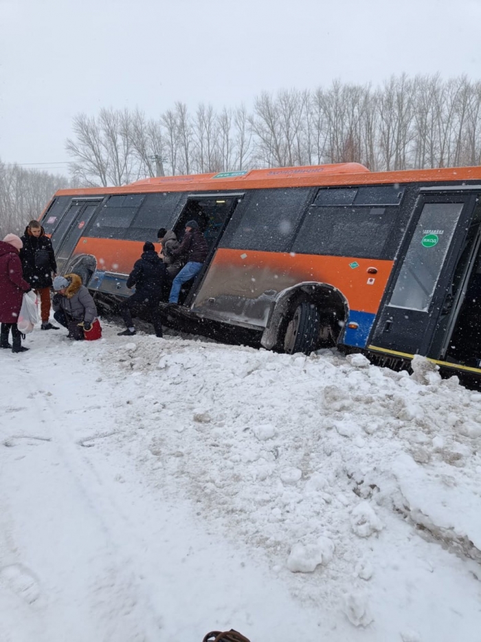 Пассажирский автобус слетел с дороги