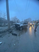 В Омске на Волгоградской внедорожник протаранил столб: пострадали мужчина и две девочки В Омске на Волгоградской внедорожник протаранил столб: пострадали мужчина и две девочки