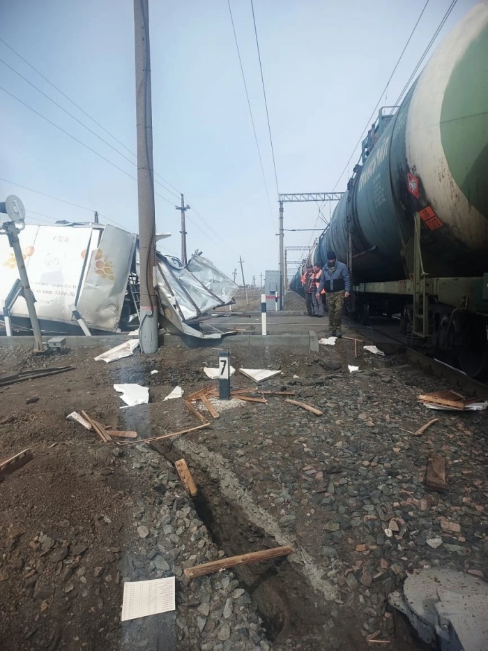 В Омской области грузовой поезд столкнулся с «газелью»