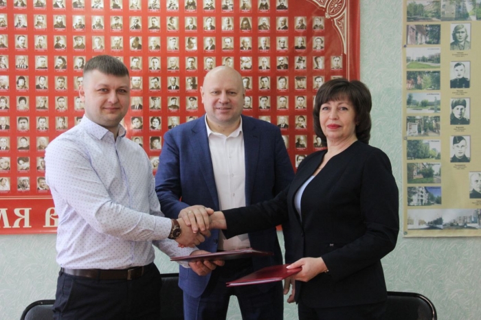 Сергей Шелест подписал соглашение о меценатской помощи школе № 44
