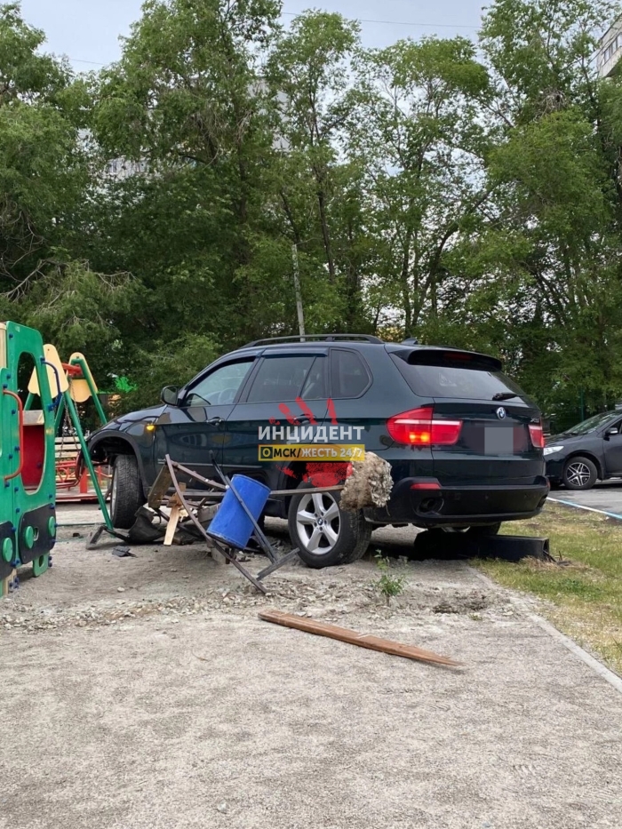 В Омске водитель BMW вылетел на детскую площадку