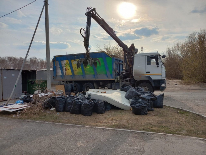 В Омске организован круглосуточный вывоз мусора после субботника